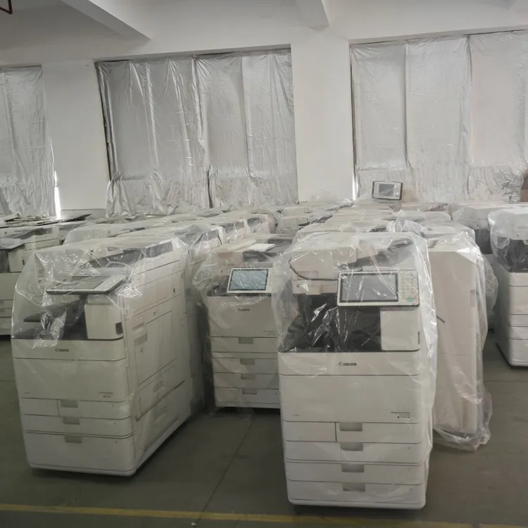 Mesin fotocopy multifungsi di kantor untuk menyalin dan mencetak dokumen